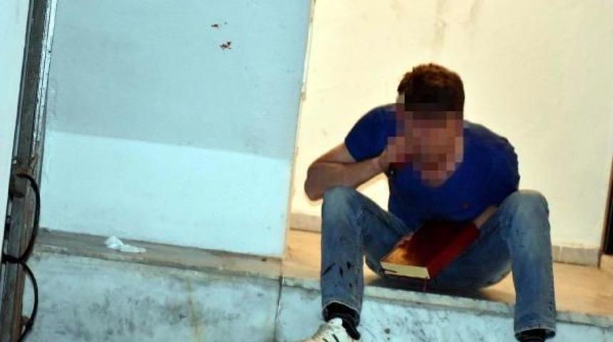 Bunalıma Girip Bı&ccedil;akla Intihara Kalkıştı, Polis Engelledi