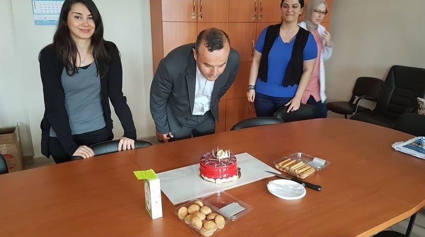 &Ouml;ğretmenlerden Okul M&uuml;d&uuml;r&uuml;ne Doğum G&uuml;n&uuml; S&uuml;rprizi