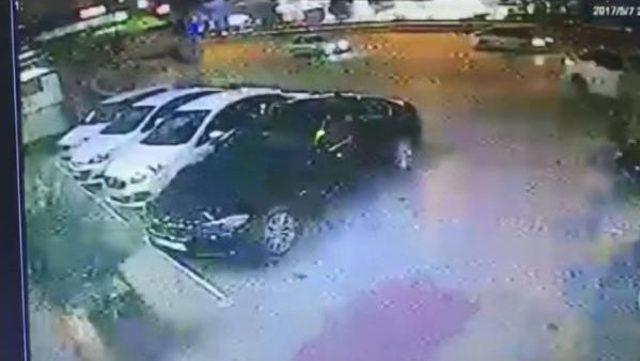 Otomobil Restoranın Otoparkına Daldı, Vale Öldü, Kadın Müşteri Yaralandı