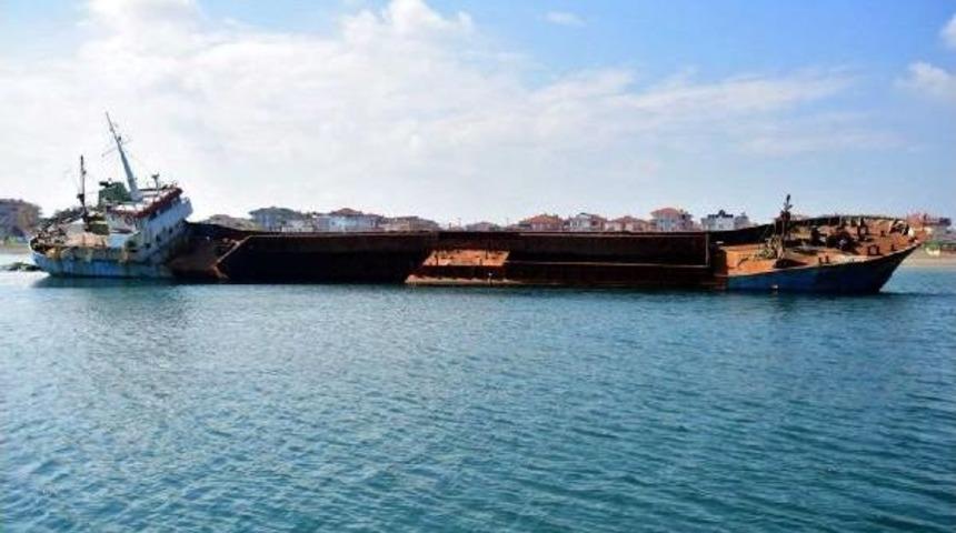 Dalgı&ccedil;lar Karaya Oturan Gemide Sızıntı Olmadığını Tespit Etti