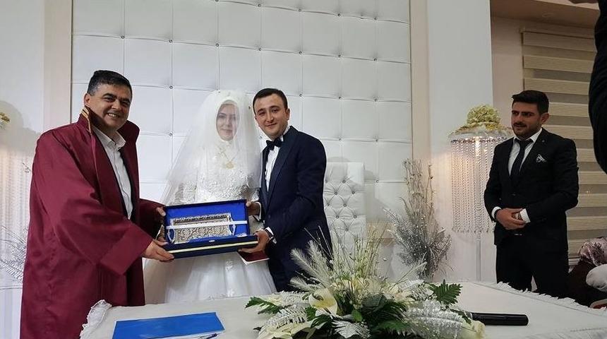 Başkan Yal&ccedil;ın Gen&ccedil; &Ccedil;iftin Nikahını Kıydı