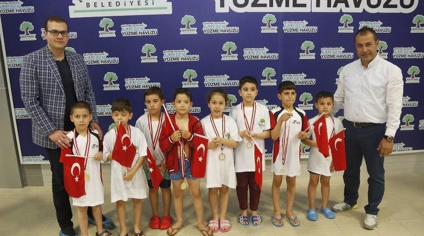 Minik Kula&ccedil;lar Anneler İ&ccedil;in Atıldı