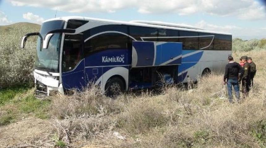Yolcu Otob&uuml;s&uuml; Şarampole D&uuml;şt&uuml;; 10 Yaralı