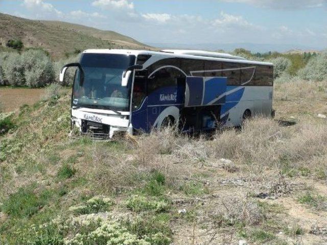 Yolcu Otobüsü Şarampole Düştü; 10 Yaralı