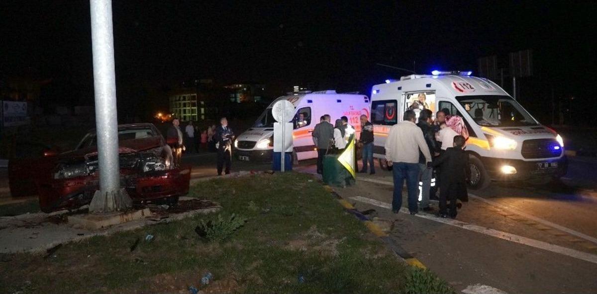 D&uuml;ğ&uuml;n D&ouml;n&uuml;ş&uuml;nce Kaza: 5 Yaralı