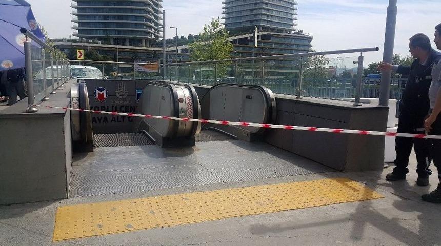 Minik &Ccedil;ocuğun Bacağı Y&uuml;r&uuml;yen Merdivene Sıkıştı