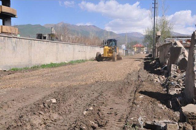 Yüksekova’da Yol Yapım Çalışması