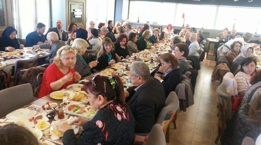 Etos&rsquo;tan Otizmli &Ccedil;ocuk Annesi M&uuml;nire Turgutoğlu&rsquo;na &rsquo;&rsquo;yılın Annesi&rsquo;&rsquo; Plaket &Ouml;d&uuml;l&uuml;