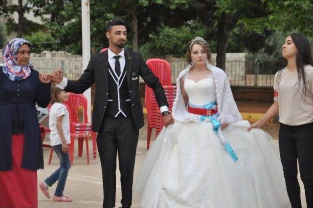 Ukraynalı Mühendis Kız Ile İslahiyeli Inşaat Işçisine Sokak Düğünü