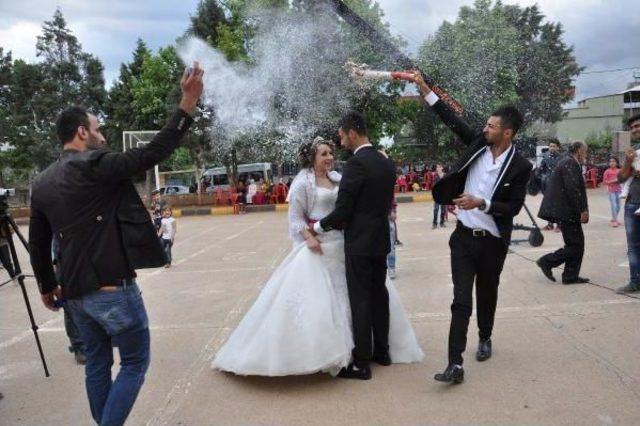 Ukraynalı Mühendis Kız Ile İslahiyeli Inşaat Işçisine Sokak Düğünü