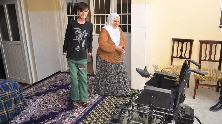 Hayırseverden Engelli Gence Ak&uuml;l&uuml; Araba