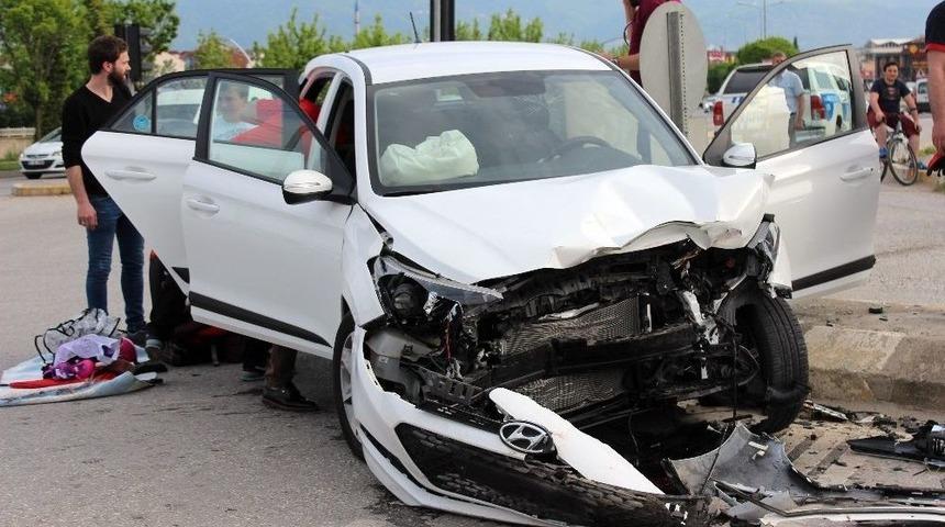 Kocaeli’de Trafik Kazası: 1’i Çocuk 6 Yaralı