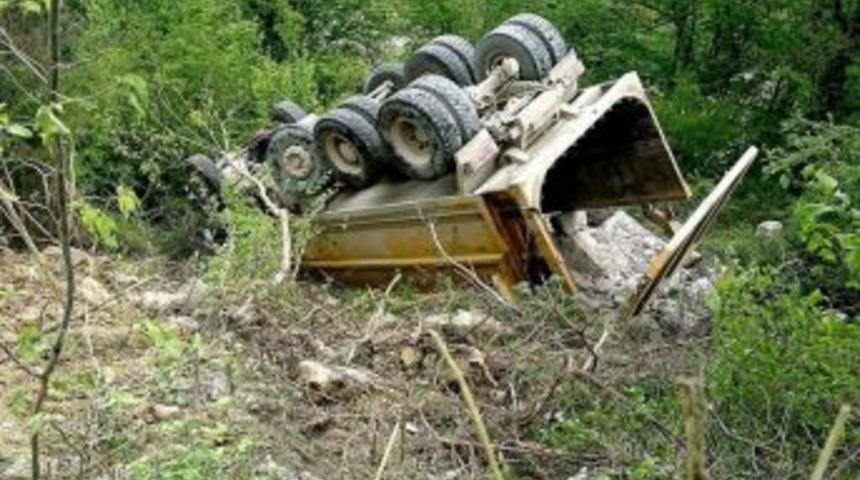 &Ccedil;atalzeytin&rsquo;de Taş Y&uuml;kl&uuml; Kamyon U&ccedil;uruma Yuvarlandı
