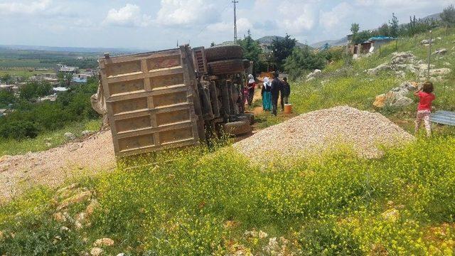 Yaralanan Sürücü Sıkıştığı Yerden Çıkartıldı