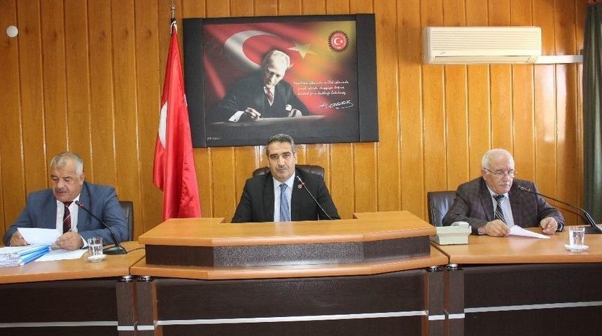 Meclis &Uuml;yeleri M&uuml;d&uuml;rl&uuml;klerin Kapatılmasını Onaylamadı