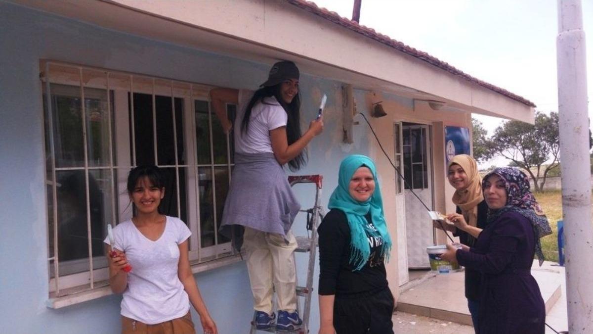 &Uuml;niversiteli Gen&ccedil;ler K&ouml;y Okulunu Boyadı