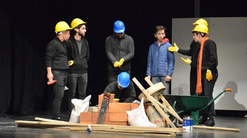 İş G&uuml;venliğine Tiyatroyla Dikkat &Ccedil;ektiler