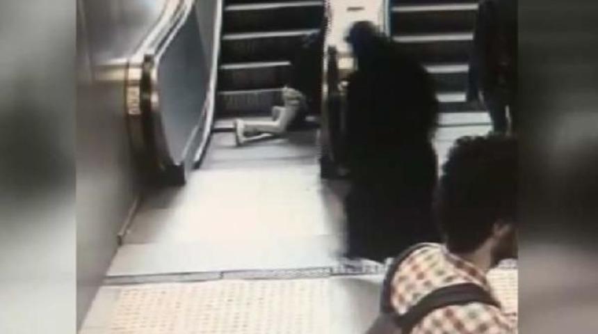 K&uuml;&ccedil;&uuml;k &Ccedil;oğun Y&uuml;r&uuml;yen Merdivende Bağacını Şıkıştırma Anı Kamerada