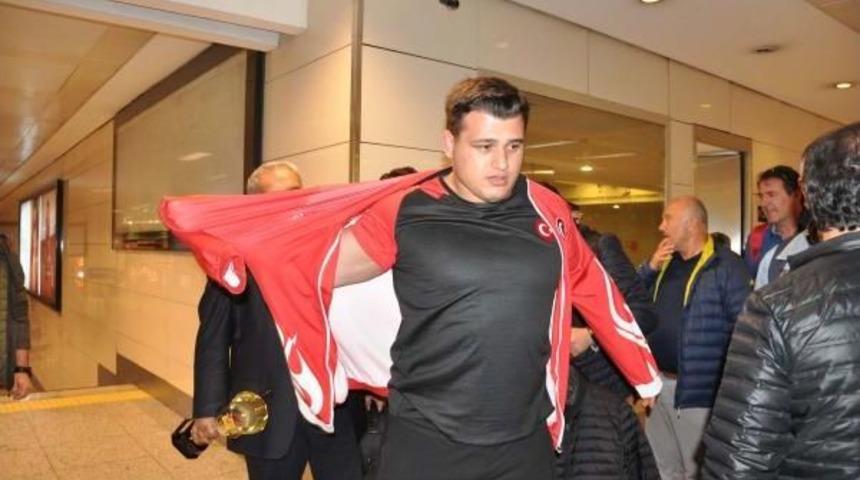 Şampiyon G&uuml;reş&ccedil;iler Yurda D&ouml;nd&uuml;