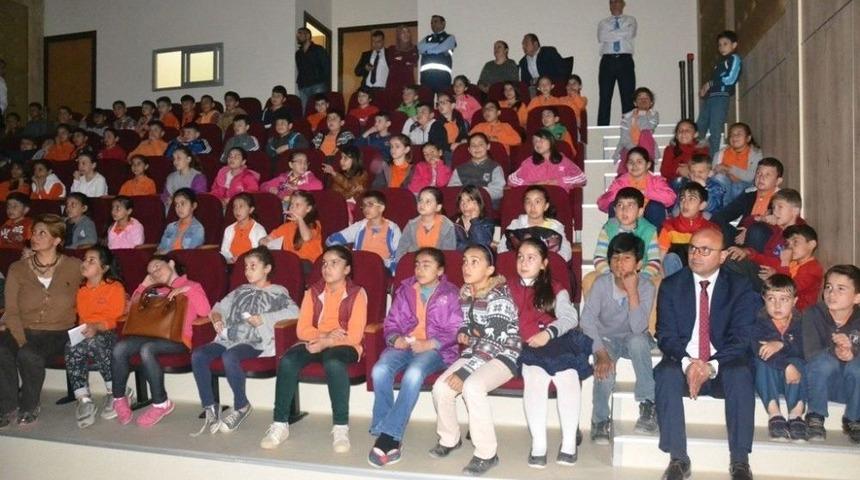 &Ouml;ğrenciler Dersi Belediyede İşledi