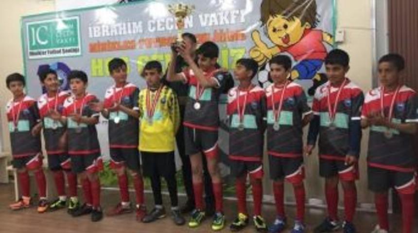 Minikler Futbol Turnuvasında Kupayı Alpaslan Ortaokulu Kazandı