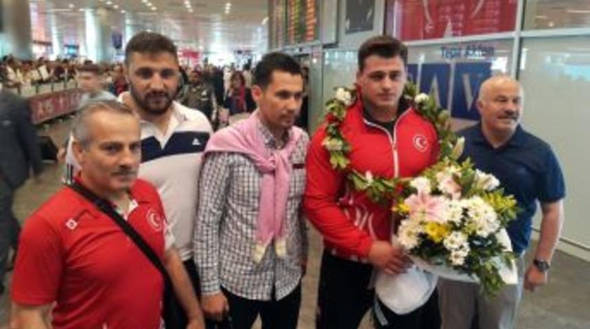 G&uuml;reş Milli Takımı Antren&ouml;r&uuml; Salih Bora: &ldquo;t&uuml;rk G&uuml;reşinin Y&uuml;kselişi Hepimizi Sevindiriyor&rdquo;