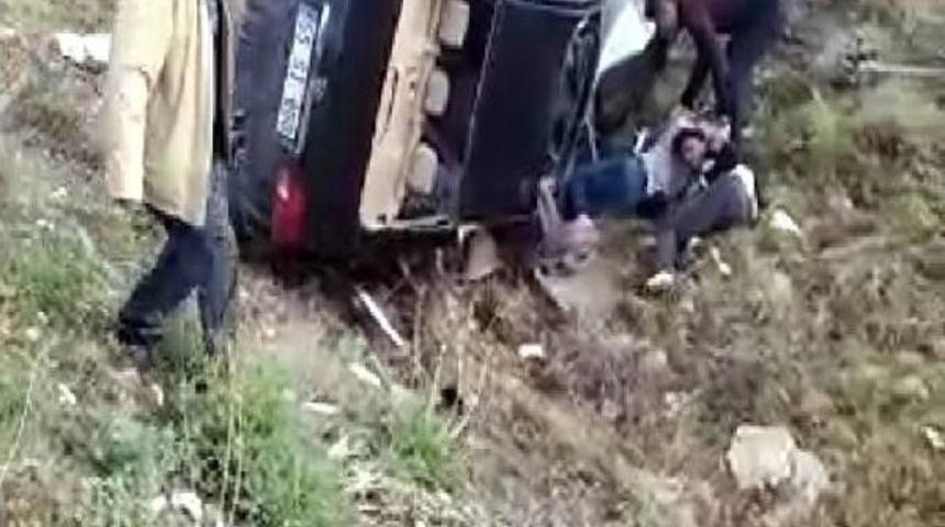 Tır Ile Otomobil &Ccedil;arpıştı: 2 &Ouml;l&uuml; 3 Yaralı (2)