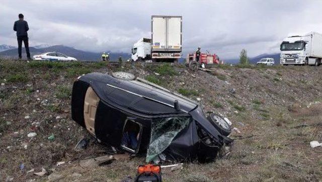 Tır Ile Otomobil Çarpıştı: 2 Ölü 3 Yaralı (2)