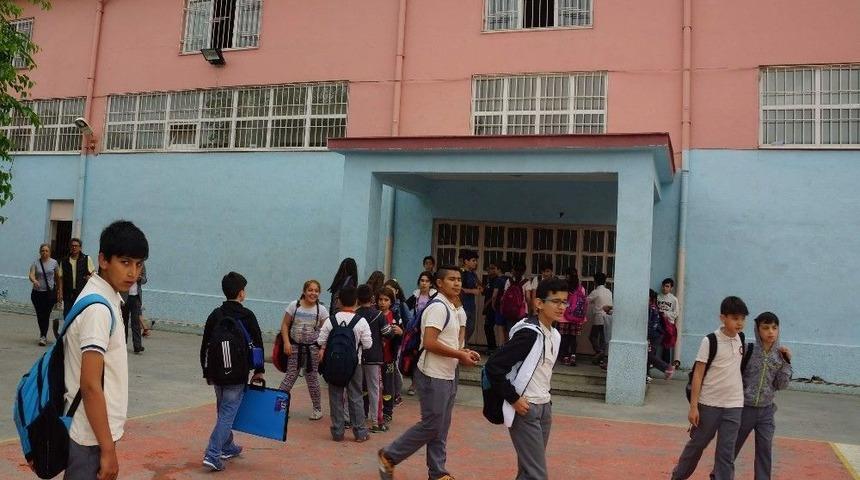 Spor Salonunun Demir Korkuluğu Kırıldı: 5 &Ouml;ğrenci Yaralı