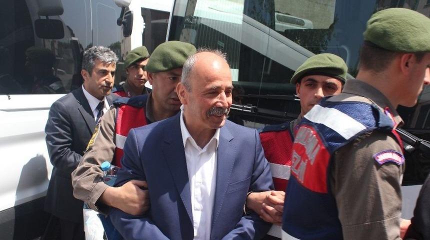 Eski Bursa İl Milli Eğitim M&uuml;d&uuml;r&uuml; G&uuml;lsar&rsquo;a Tahliye