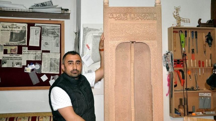 Divriği Ulu Cami&rsquo;nin Minberinin Kapısını Ahşaba İşledi