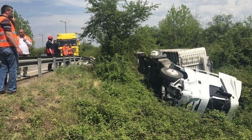Yoldan &Ccedil;ıkan Tır Şarampole Yuvarlandı: 1 Yaralı