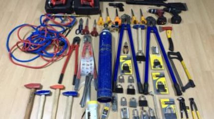 Iraklı İnsan Tacirlerinin Evleri Hırdavat&ccedil;ı D&uuml;kkanını Aratmadı