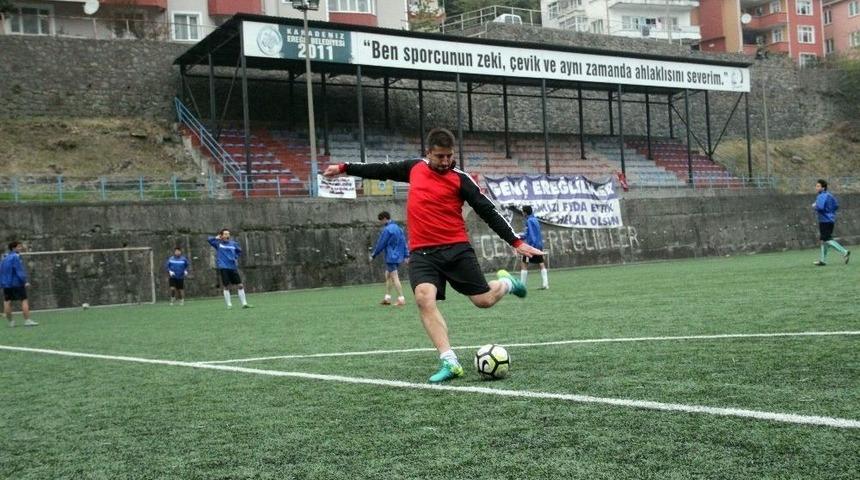 Amat&ouml;r Futbolcu Attığı Gol&uuml; Hakeme İptal Ettirdi