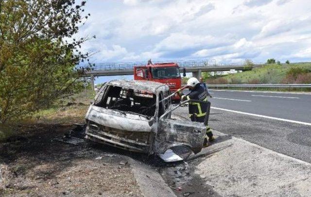 Hareket Halindeyken Alev Alan Minibüs Tamamen Yandı 1