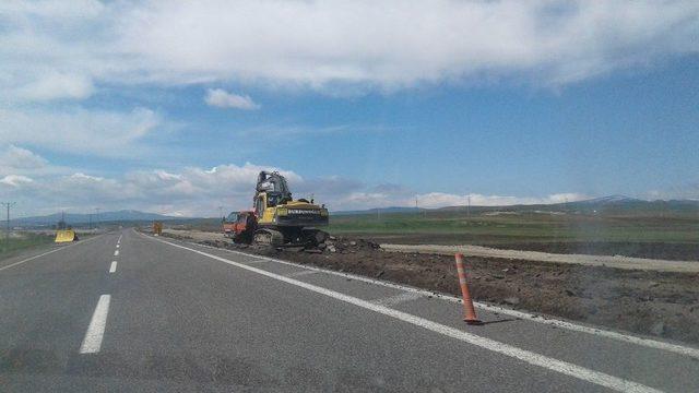 Karayolları Selim-sarıkamış Arasını Sıcak Asfalt Yapıyor