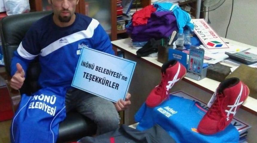 İn&ouml;n&uuml; Belediyesi&rsquo;nden Grekoromen G&uuml;reş&ccedil;iye Malzeme Desteği