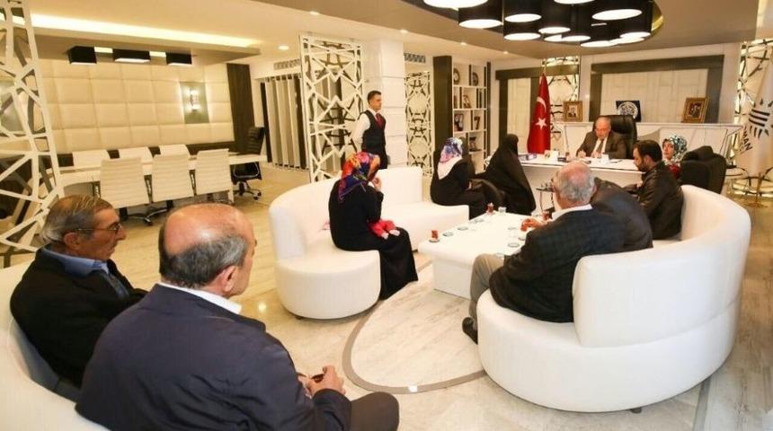 Belediye Başkanı Kutlu Vatandaşların Sorunlarıyla Bire Bir İlgileniyor