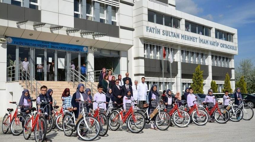 Hadis Ezberleme Yarışmasında Dereceye Giren &Ouml;ğrencilere Bisiklet