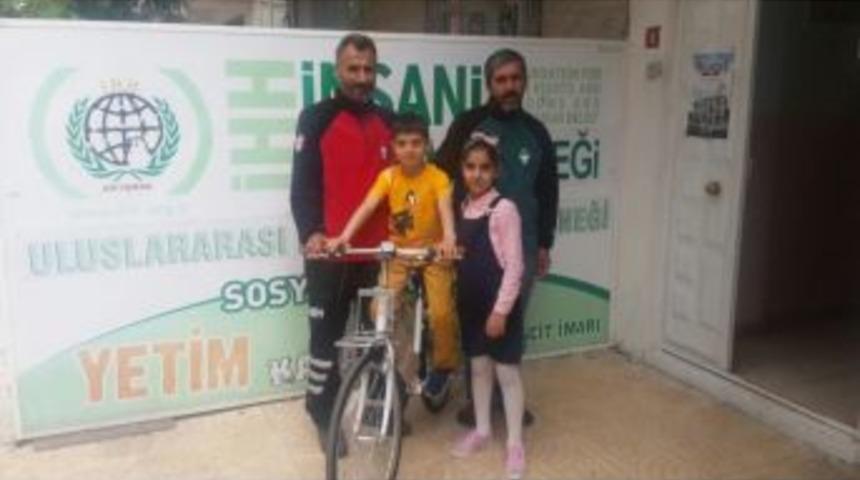Yetim &Ccedil;ocuğun Y&uuml;z&uuml; İhh&rsquo;nın Hediyesiyle G&uuml;ld&uuml;