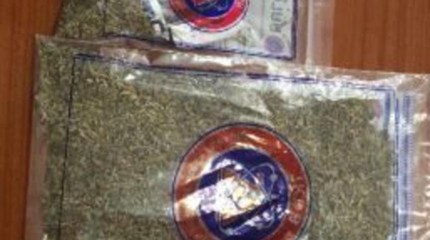 Otoyol Kenarına Ara&ccedil;larını Park Edip Bonzai I&ccedil;erken Yakalandılar