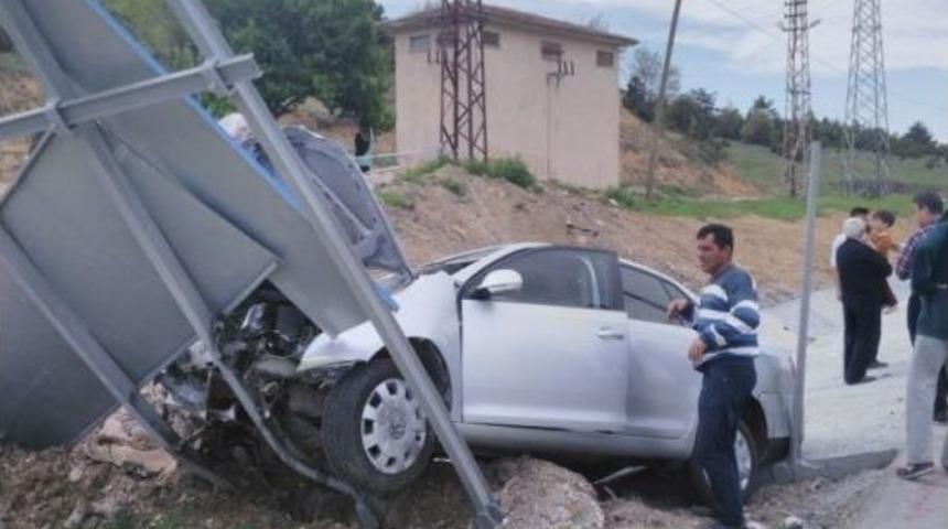 Otomobil Trafik Levhasına &Ccedil;arptı; 1&rsquo;i &Ccedil;ocuk 3 Yaralı