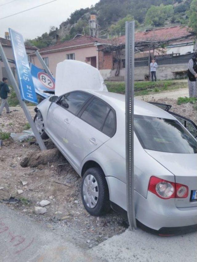 Otomobil Trafik Levhasına &Ccedil;arptı; 1&rsquo;i &Ccedil;ocuk 3 Yaralı 1