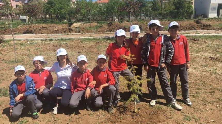 Uşaklı Minikler Gelecek İ&ccedil;in Fidan Dikti