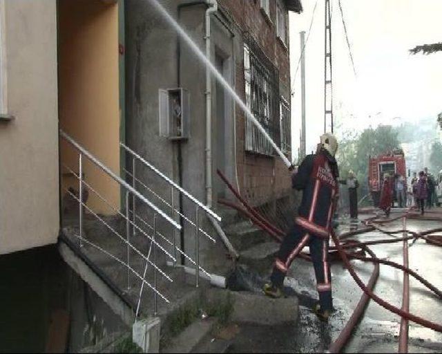 Ümraniye'de 2 Katlı Binadaki Yangın Korkuttu