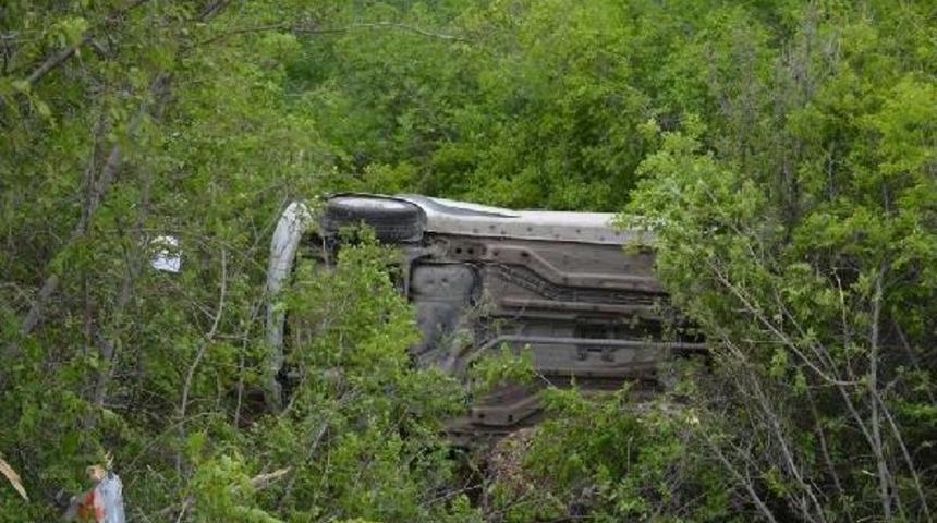 Otomobil U&ccedil;uruma Yuvarlandı: 2 Yaralı