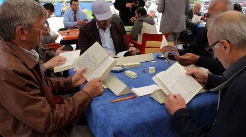 Kaymakam, Kahvede Kitap Okudu