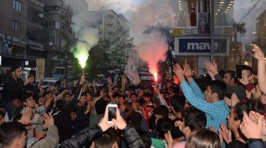 Diyarbakır'da &Ccedil;ifte Tur Sevinci
