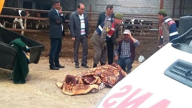 Ölen Oğlunun Üzerindeki Battaniyeyi Kaldırarak Son Kez Öpüp Sarıldı