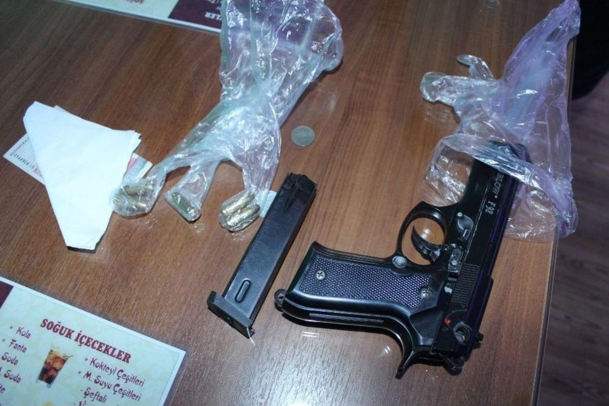 C&uuml;zdanından &Ccedil;ıkan Sevgilisiyle Yediği İlk &Ccedil;ikolatanın Kağıtları Polisi Şaşırttı